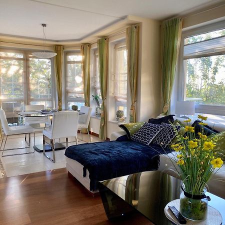 Seaside Apartment With Parking & Ac - 150 M To The Beach By Noclegi Renters Miedzyzdroje Kültér fotó